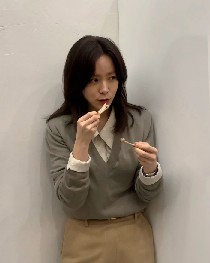  Even Han Jimin in the world is stealing props..Lee Junhyuk is doing a chicken mukbang. What are you doing