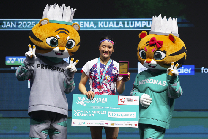 When Ahn Se-young pierced her gold vein, her brothers responded Ahn Se-young  Seo Seung-jae Kim Won-ho won the Malay Open at the same time...Ahn Se-young won the first tournament of the new year for the second consecutive year