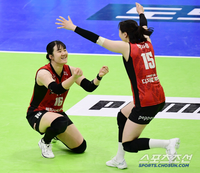 After the plane disaster, the hopes and consolation of the last-place players for three consecutive wins, and a touching victory that makes them forget the pain for a while (Suwon Field)