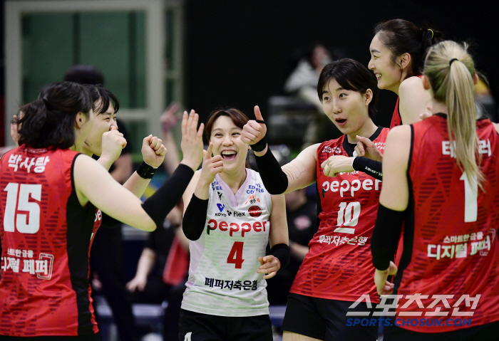 After the plane disaster, the hopes and consolation of the last-place players for three consecutive wins, and a touching victory that makes them forget the pain for a while (Suwon Field)