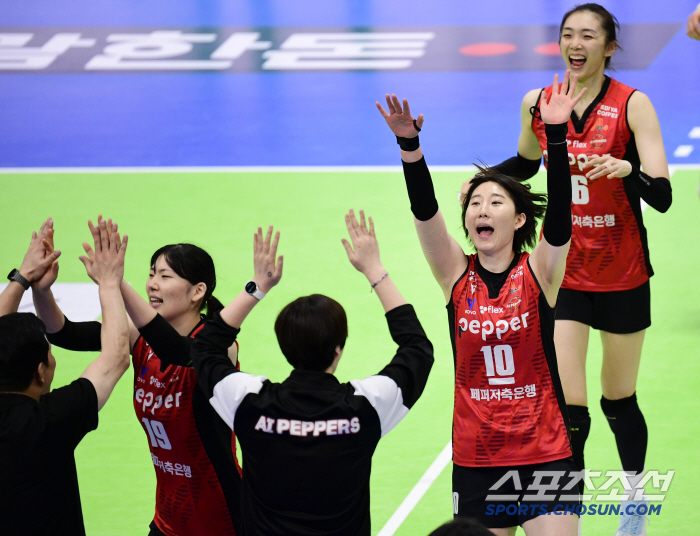 After the plane disaster, the hopes and consolation of the last-place players for three consecutive wins, and a touching victory that makes them forget the pain for a while (Suwon Field)