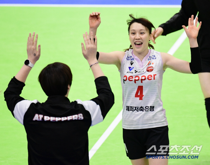 After the plane disaster, the hopes and consolation of the last-place players for three consecutive wins, and a touching victory that makes them forget the pain for a while (Suwon Field)