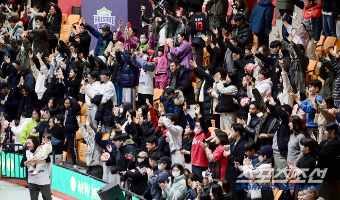 After the plane disaster, the hopes and consolation of the last-place players for three consecutive wins, and a touching victory that makes them forget the pain for a while (Suwon Field)