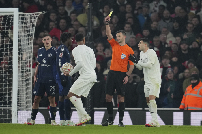 Family murder threat → A flood of criticism toward players  FA investigation was extended, and Manchester United won after penalty shootout against Arsenal