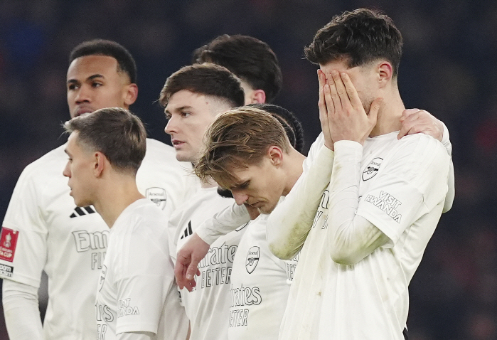 Family murder threat → A flood of criticism toward players  FA investigation was extended, and Manchester United won after penalty shootout against Arsenal