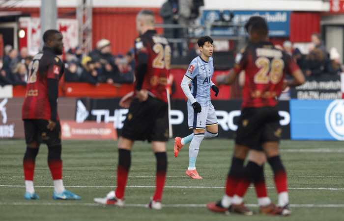 I'm doing it because I'm frustrated! Captain SON stopped the catastrophe, stormy finish goal sun plus extra goal help! Tottenham beat Semi-Pro's fifth division team in a sweaty sweat