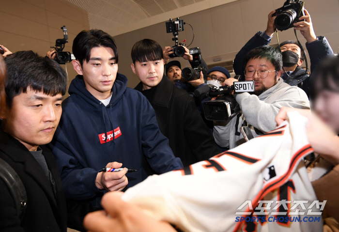 Lee Jung-hoo, a major leaguer who was waiting eight hours, signed the plane even at the moment when the plane was about to be signed, and left