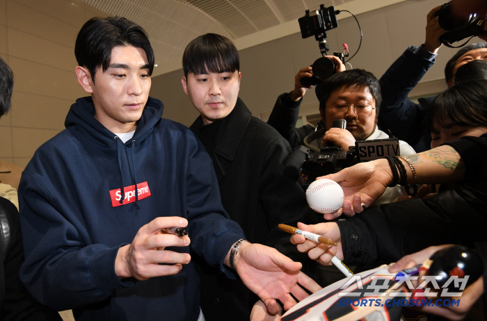 Lee Jung-hoo, a major leaguer who was waiting eight hours, signed the plane even at the moment when the plane was about to be signed, and left