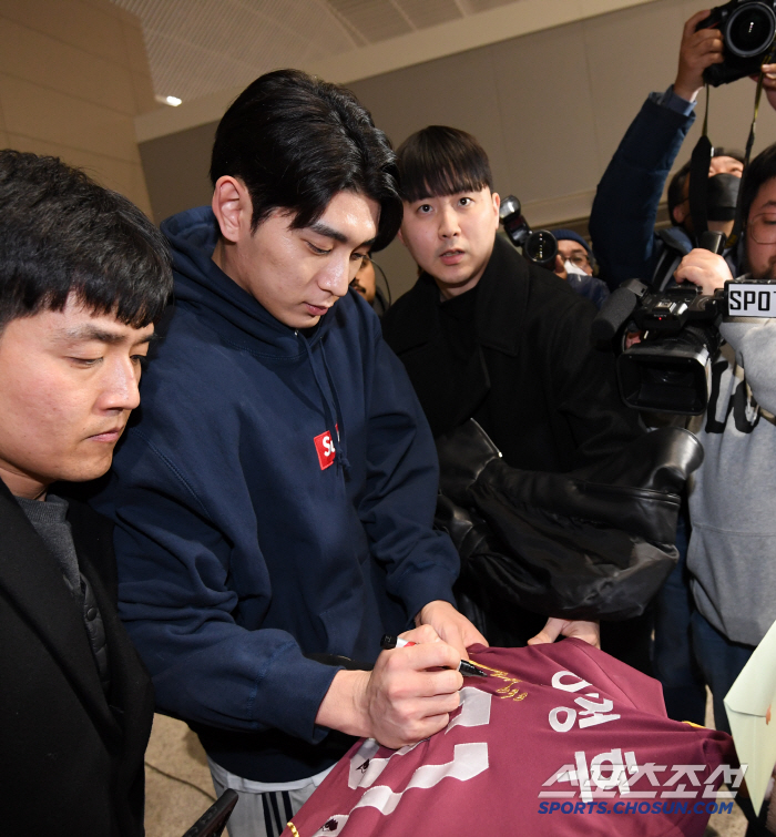 Lee Jung-hoo, a major leaguer who was waiting eight hours, signed the plane even at the moment when the plane was about to be signed, and left