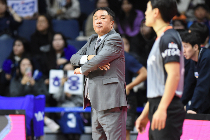  Coach Jeon Chang-jin, who lost what to say, finished the game from the first quarter