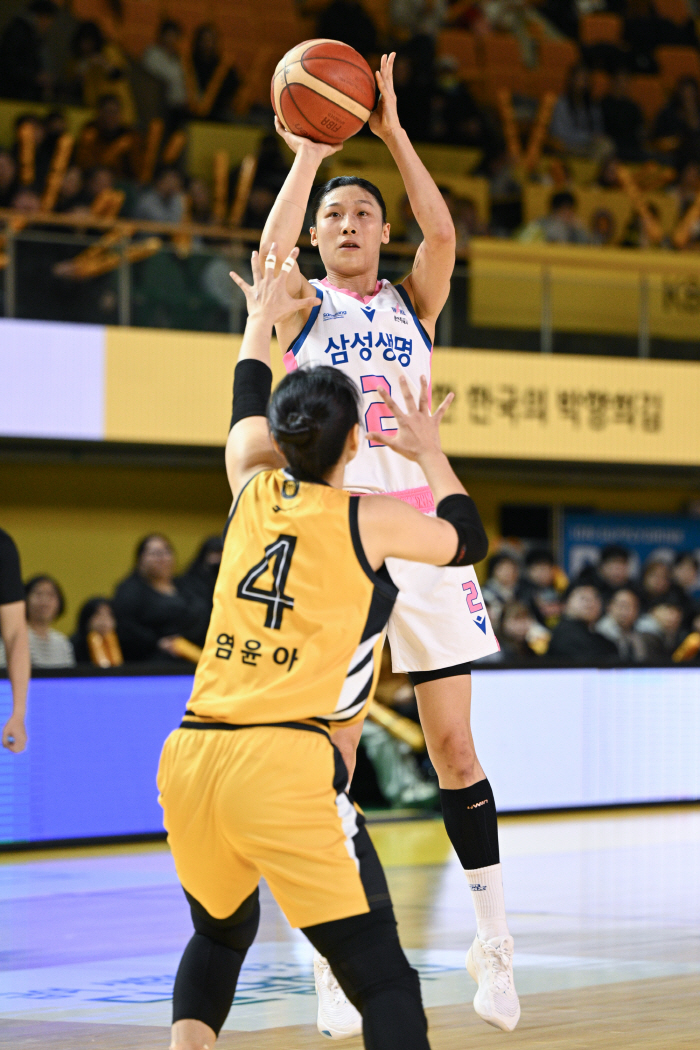 Samsung Life Insurance defeated KB Stars by 23 points with Lee Hae-ran's Bae Hae-yoon-kiana triangular formation