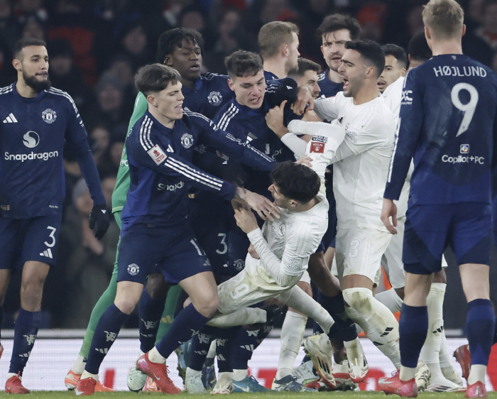 외degaard and Havertz miss the worst! One man leaves Manchester United to beat Arsenal and advance to the round of 32 at the FA Cup...a bloody battle leading up to the penalty shootout