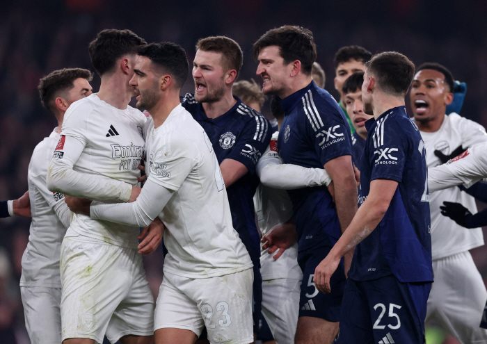 외degaard and Havertz miss the worst! One man leaves Manchester United to beat Arsenal and advance to the round of 32 at the FA Cup...a bloody battle leading up to the penalty shootout