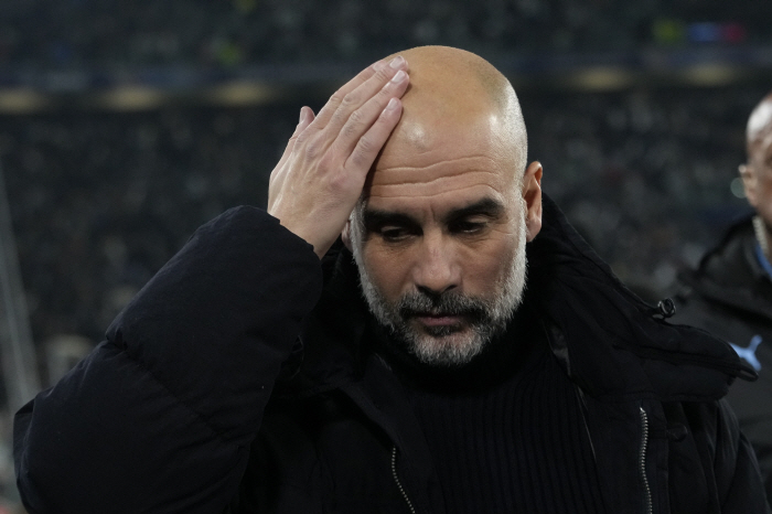 It's going back!!! Pep Guardiola, Manchester City manager, curses at fans who came to get autographs...Why?