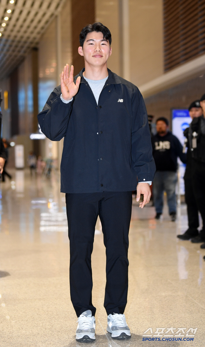 Kim Hye-sung came to the airport to see Kim Hye-sung, a 10-year-old child going to Major League Baseball. 