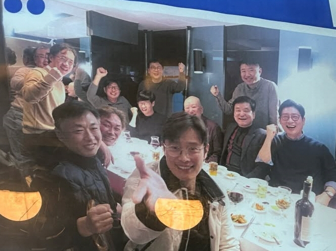 54-year-old Lee Byung-hun's high school reunion photo..It's not teachers or this