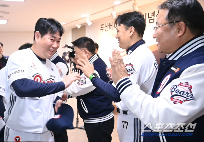 Captain Yang Eui-ji and director Lee Seung-yeop's high-fives and fresh start with new uniforms