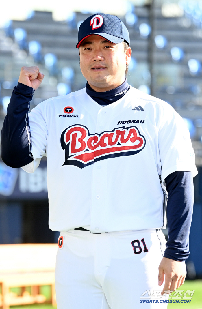 Captain Yang Eui-ji and director Lee Seung-yeop's high-fives and fresh start with new uniforms