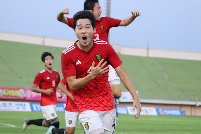  Bucheon, European center back Lee Ye-chan, who sent the signature hall, was recruited in full swing