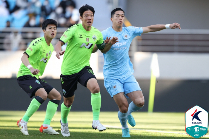  Complete defense, Jeju, Hakbumson's student, Kim Jae-woo, a large centerback