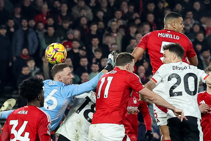 Hwang Ui-jo's hat tricked goalkeeper's crazy save, draws with Nottingham Liverpool...Tottenham manager Nunu enters race to win the championship