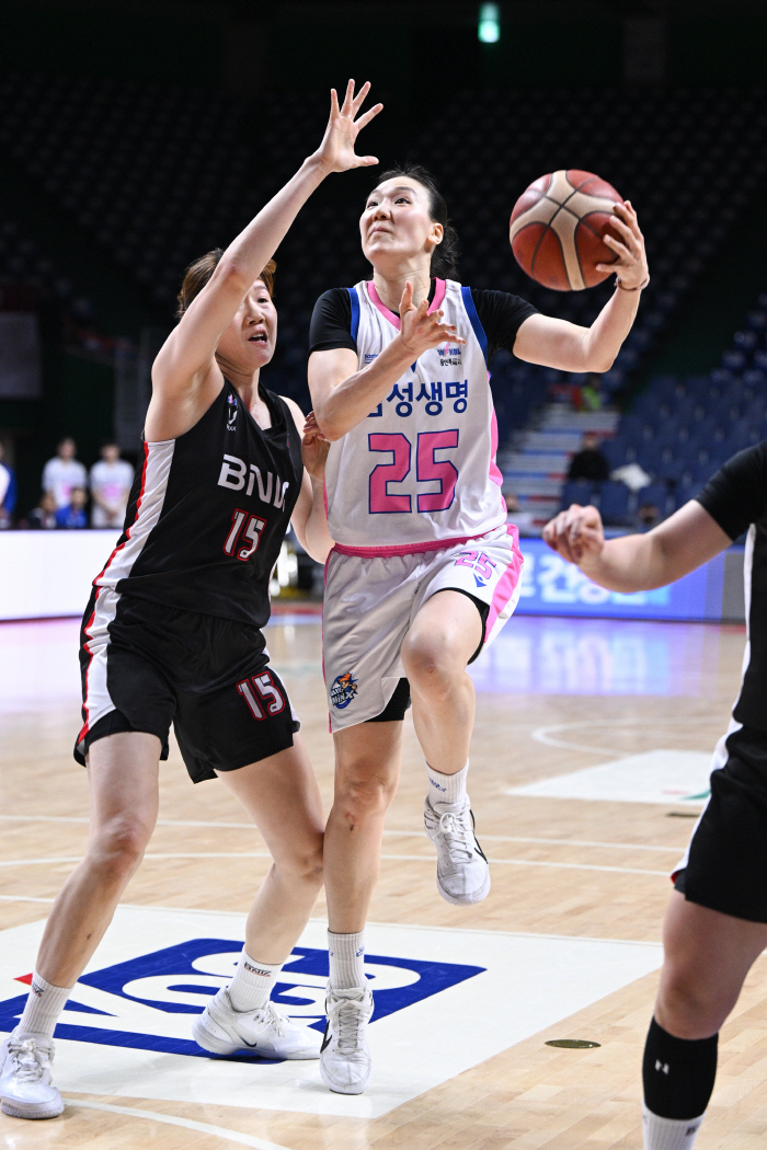 BNK maintains its lead by winning a huge come-from-behind victory over Samsung Life Insurance with 3.5 seconds left before the end of the game