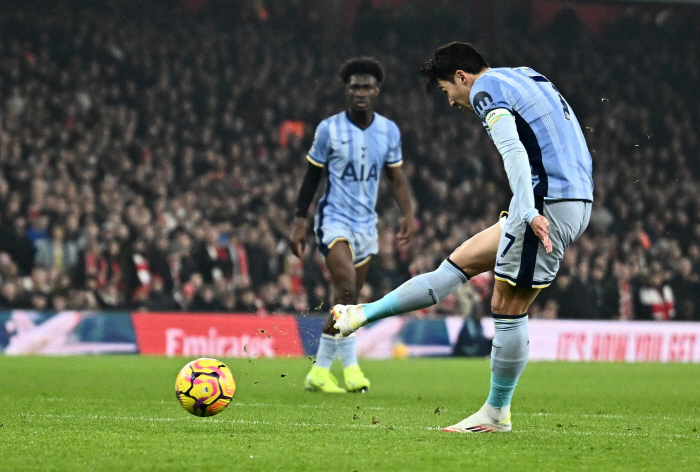  Son Heung-min scored the first goal (6th goal in the league) Tottenham lost 1-2 away to Arsenal