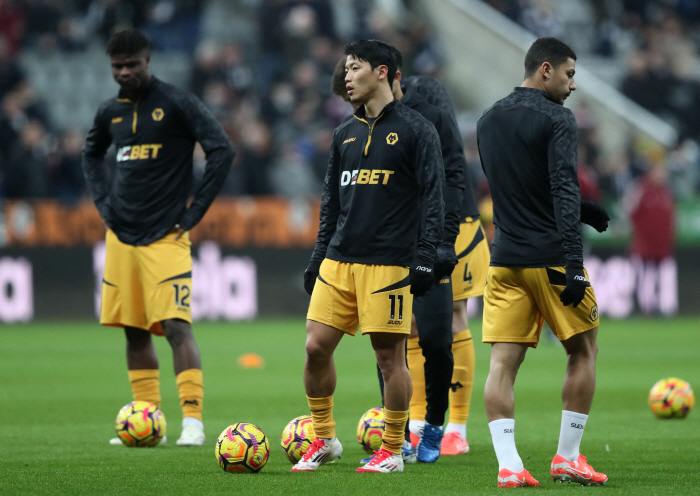 Hwang Hee-chan, release it!→ Three consecutive games silent  Wolverhampton replaced in 45 minutes and was completely defeated against Newcastle, which fell to the relegation zone again