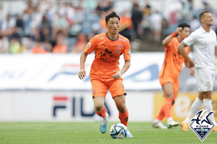  Jung Su-won, proven defensive midfielder Choi Young-joon, was recruited