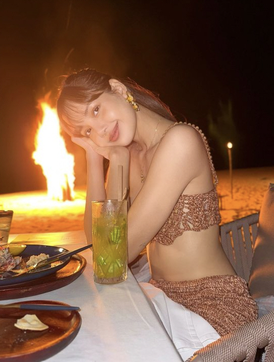  BLACKPINK Lisa, Chaebol boyfriend ♥ Maybe she rented a beach...Exposing Unexpected Underwear