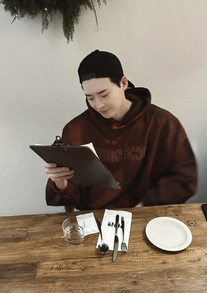 Lee Jongseok, ♥ restaurant date with IU..The standard of boyfriend-like pictures filled with affection