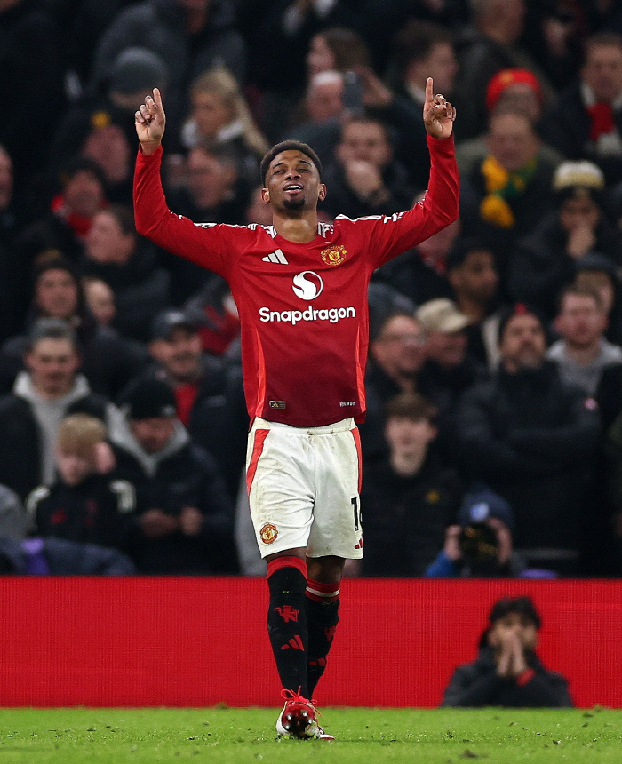 Manchester United has changed 3 goals with 8 minutes left in the game!Ahmad Hat-Trick's dramatic come-from-behind victory