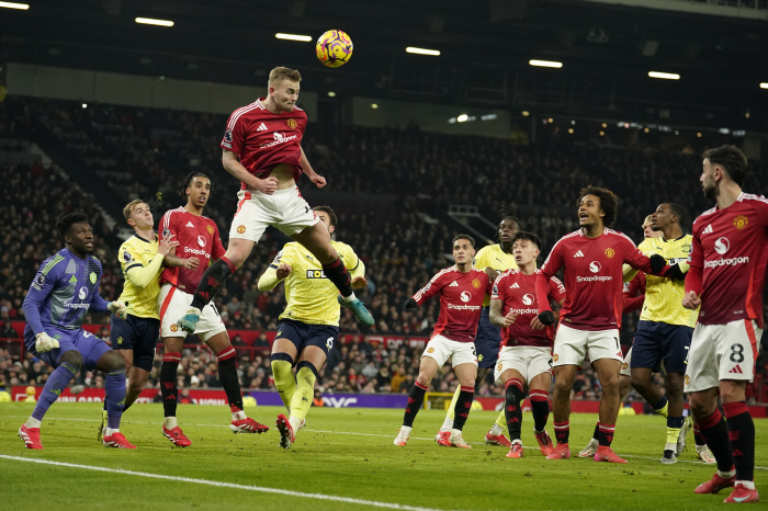 Manchester United has changed 3 goals with 8 minutes left in the game!Ahmad Hat-Trick's dramatic come-from-behind victory