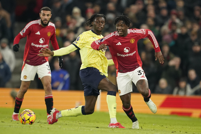 Manchester United has changed 3 goals with 8 minutes left in the game!Ahmad Hat-Trick's dramatic come-from-behind victory