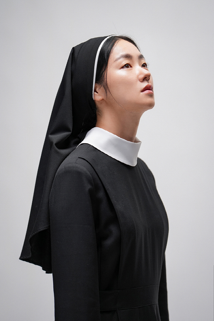 Nun's clothing is..Black nuns Jeon Yeo-bin overwhelms the atmosphere with her desperate eyes