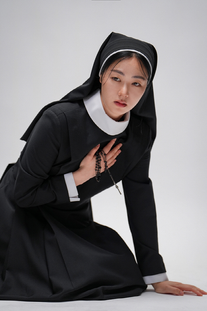 Nun's clothing is..Black nuns Jeon Yeo-bin overwhelms the atmosphere with her desperate eyes