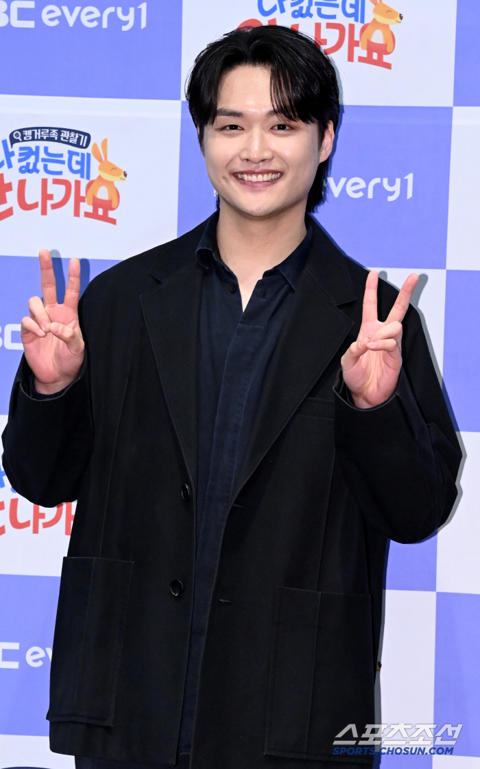  Hwang Sungjae, make a V with a warm smile