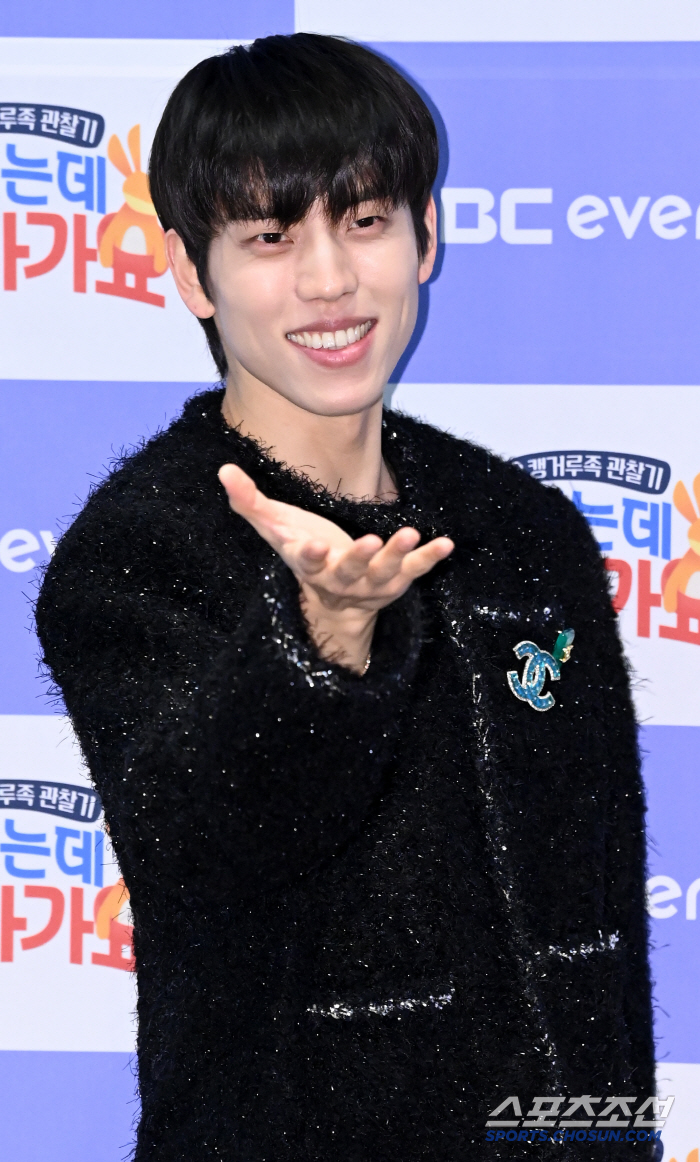  Jang Dongwoo, idol pose