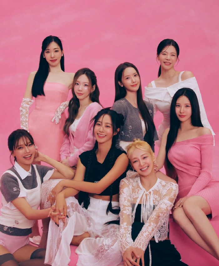  Girls' Generation is preparing for a comeback as a whole...Family Photo Revealed