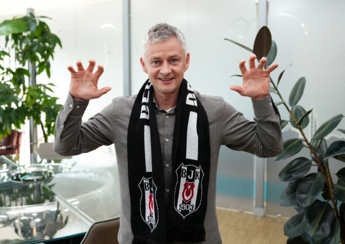 Here we go! Manchester United's midfielder Solskjaer returns to field after four years at Besiktas baton