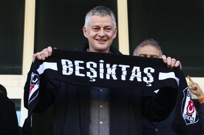 Here we go! Manchester United's midfielder Solskjaer returns to field after four years at Besiktas baton