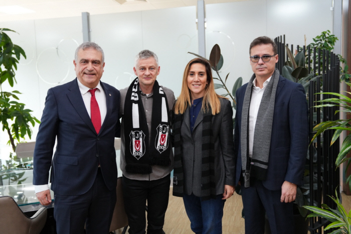 Here we go! Manchester United's midfielder Solskjaer returns to field after four years at Besiktas baton