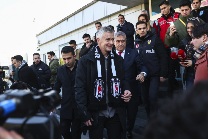 Here we go! Manchester United's midfielder Solskjaer returns to field after four years at Besiktas baton