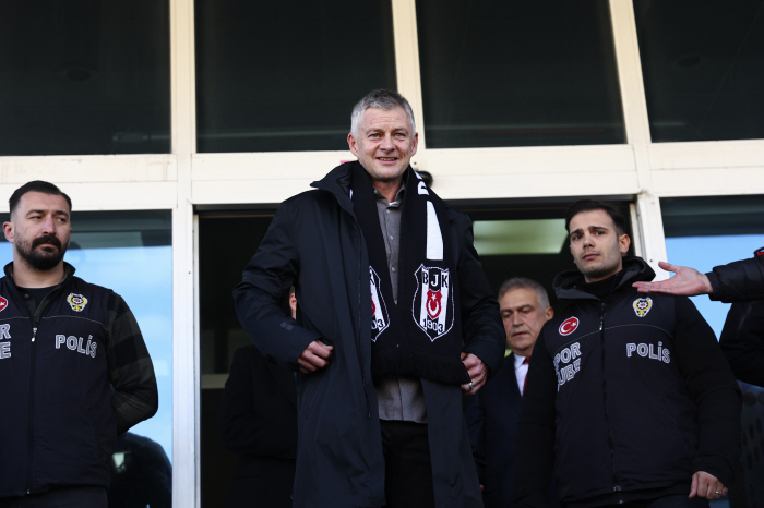 Here we go! Manchester United's midfielder Solskjaer returns to field after four years at Besiktas baton