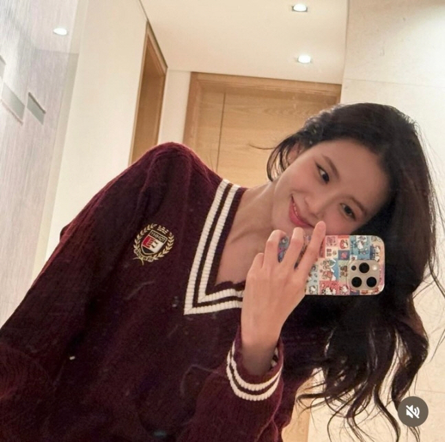  Preppy look  Hello Kitty mirror shot that was shown with a lot of heart-throbbing hearts...BLACKPINK JISOO who showed off his good looks