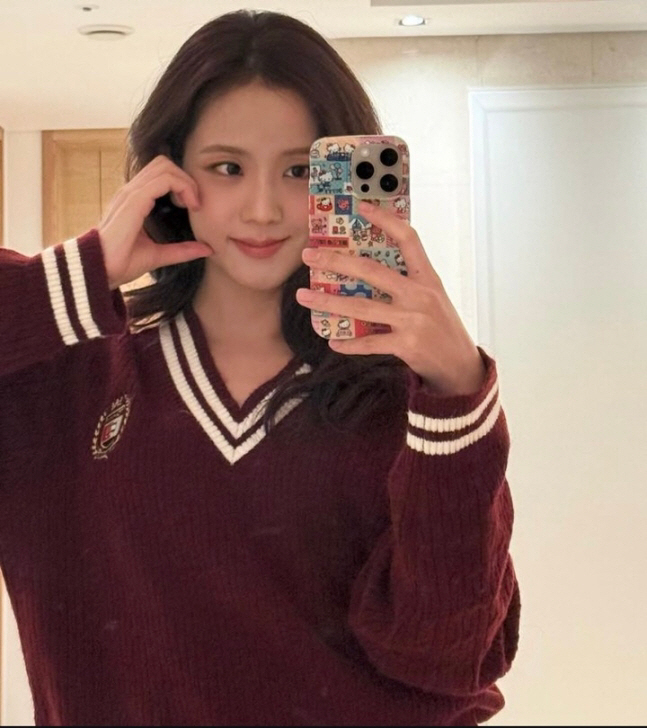  Preppy look  Hello Kitty mirror shot that was shown with a lot of heart-throbbing hearts...BLACKPINK JISOO who showed off his good looks