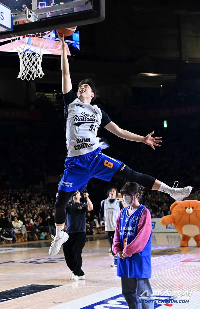  Jump over the fan, dunk! Seoul Samsung Cho Joon-hee Wins Dunk Contest...School uniform ceremony, PARK JEONG WOONG Performance Award