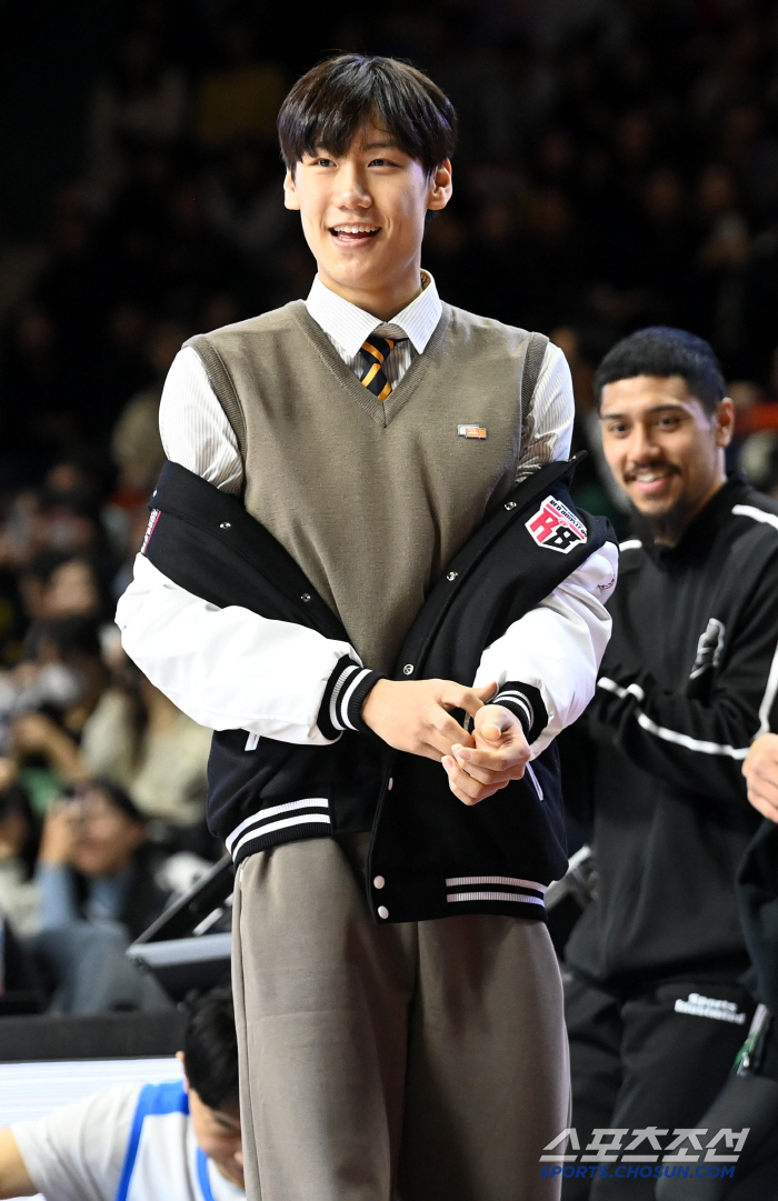  Jump over the fan, dunk! Seoul Samsung Cho Joon-hee Wins Dunk Contest...School uniform ceremony, PARK JEONG WOONG Performance Award