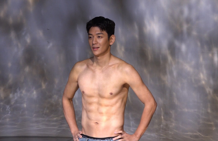 Lee Yong-dae lost 7kg and showed off his abs. His face transformed into an actor (My Little Old Boy) 