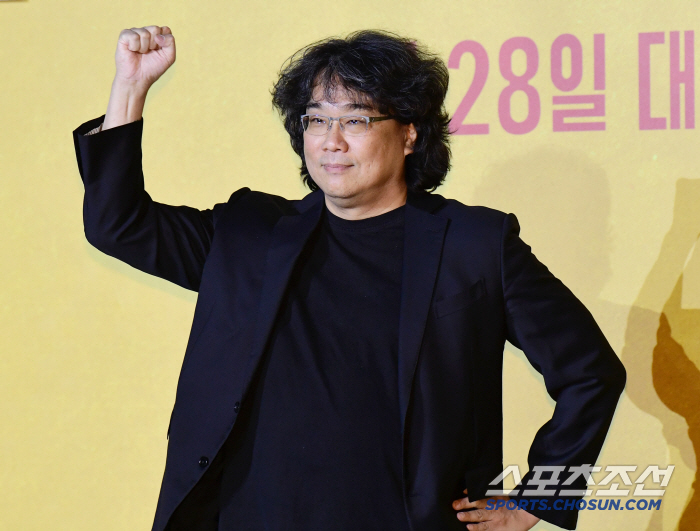 Mickey 17 Director Bong Joon-ho's foot-smelling SF movie..a human film about the near future